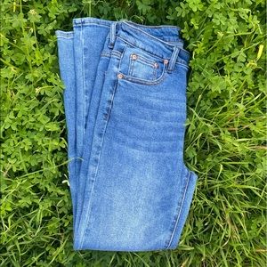 medium wash monkey ride jeans ! 💙